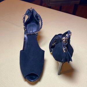 Like new White House black market suede 4 " heel